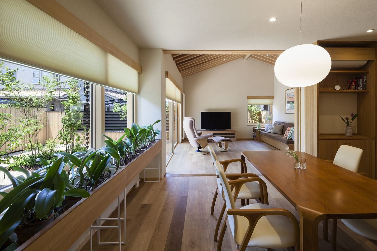 japanese modern elderly japan dining couple interior contemporary living contrasts materialicious greenery bring plants series apartment houses archdaily tweet okuno