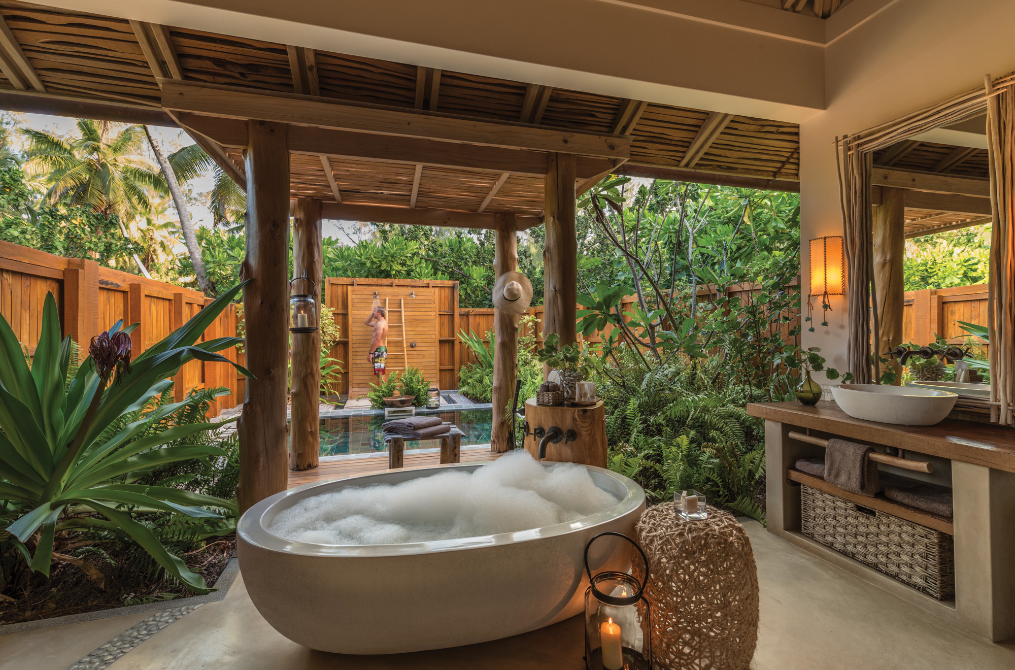 Epitome of Luxury: 30 Refreshing Outdoor Showers